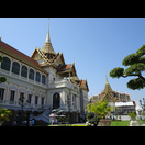 Chakri Maha Prasat Halle und rechts die Dusit Maha Prasat Halle